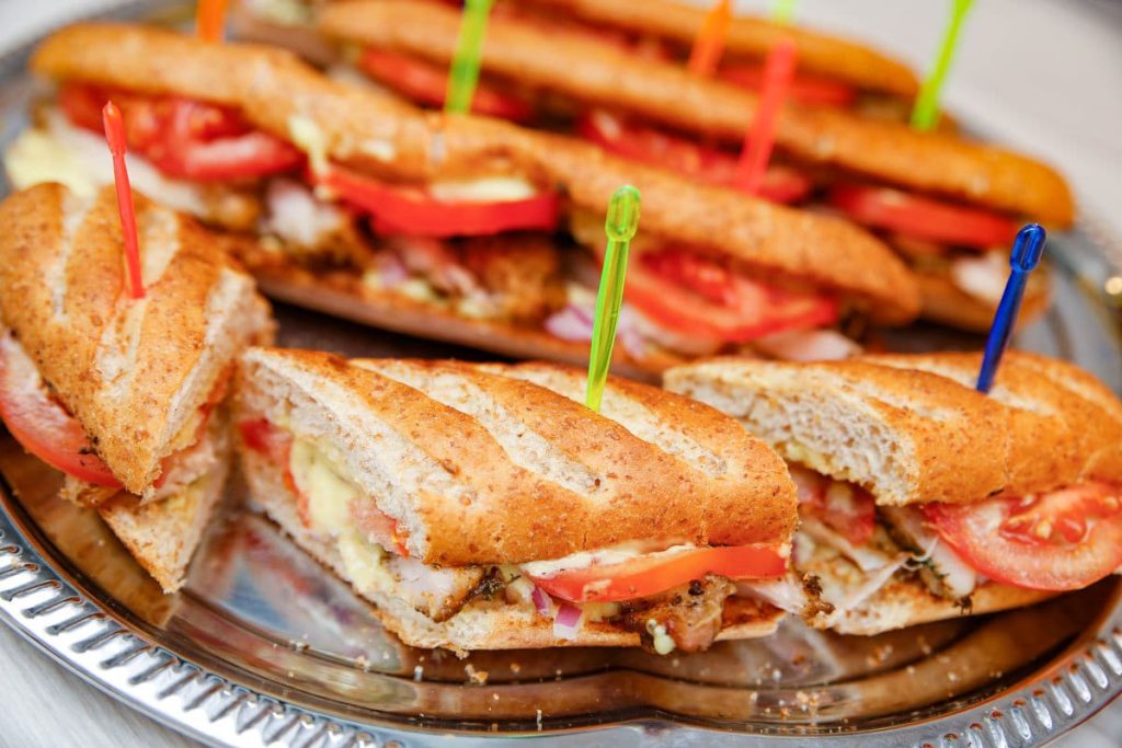 Belegte Baguettes mit Grillhähnchen