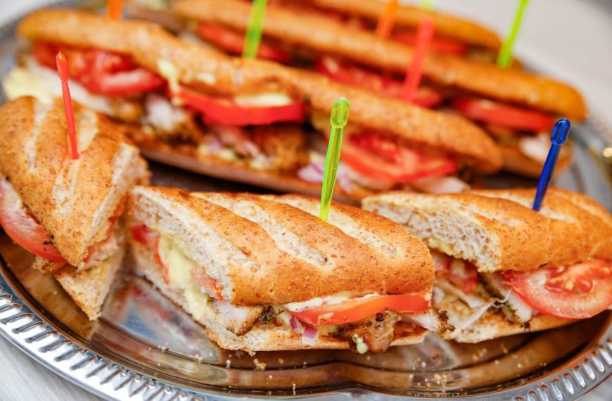 Belegte Baguettes mit Grillhähnchen, Tomaten und Hamburger Sauce