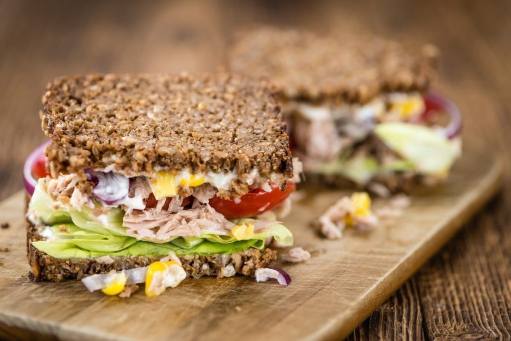 Belegte Brote mit Thunfischsalat, Tomaten und Zwiebeln