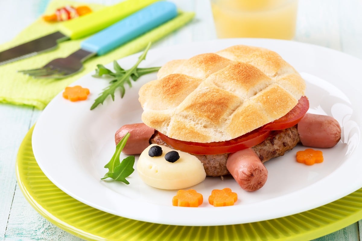 Belegtes Brötchen mit Patty und Tomaten für Kinder