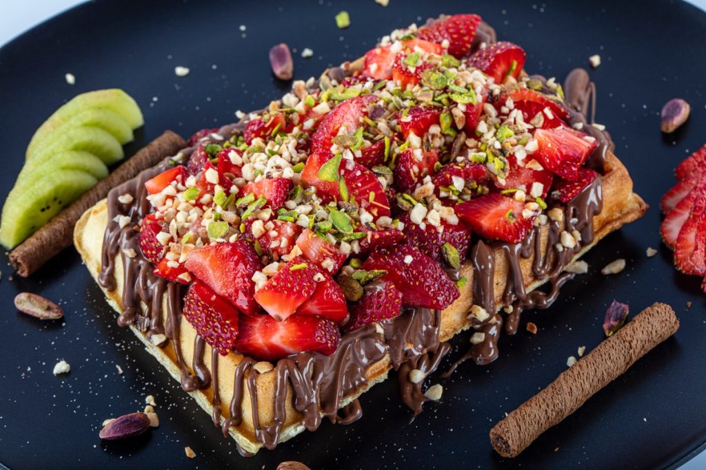 Belgische Waffeln mit Erdbeeren und Schokolade zum Muttertag