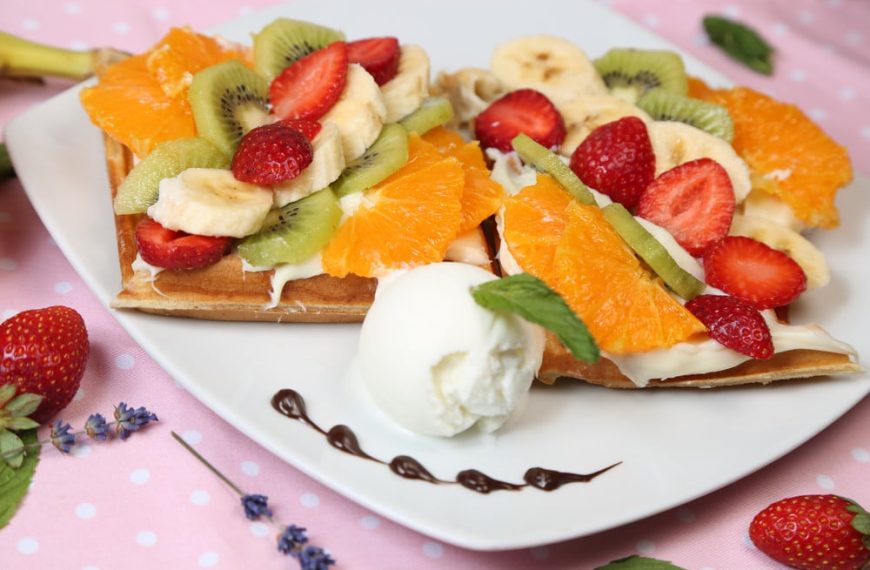 Belgische Waffeln mit Obst | Einfaches Waffelrezept für fluffige Waffeln