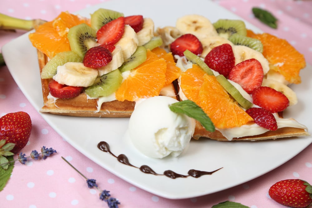 Belgische Waffeln mit Obst | Einfaches Waffelrezept für fluffige Waffeln