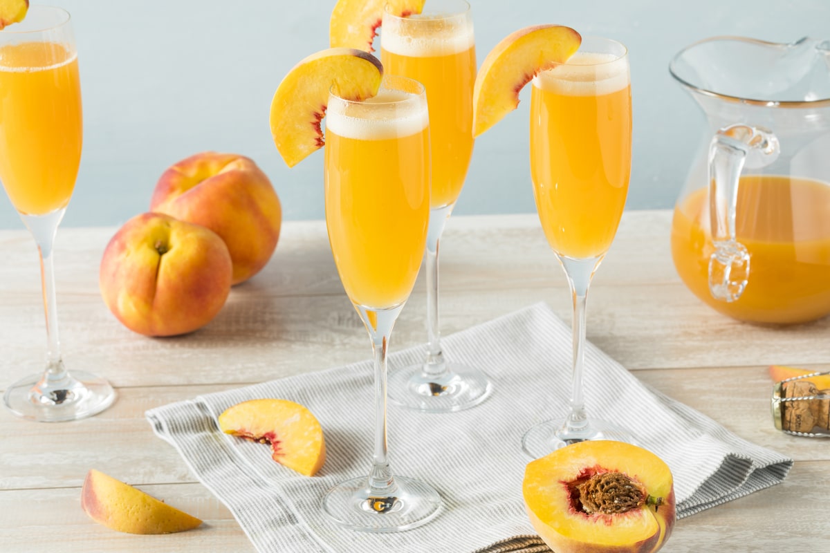 Bellini Cocktail mit Pfirsichpürree und Prosseco