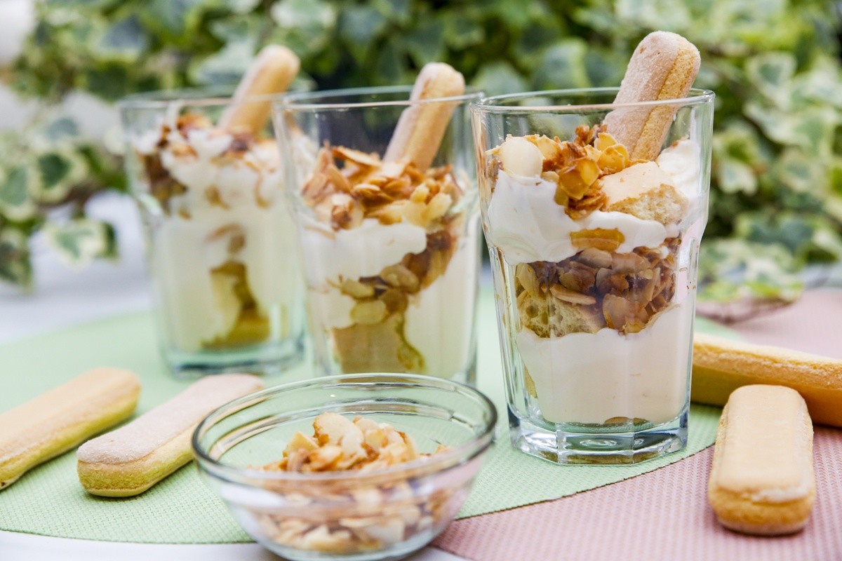 Bienenstich Puddingcreme mit Löffelbiskuits und Mandeln