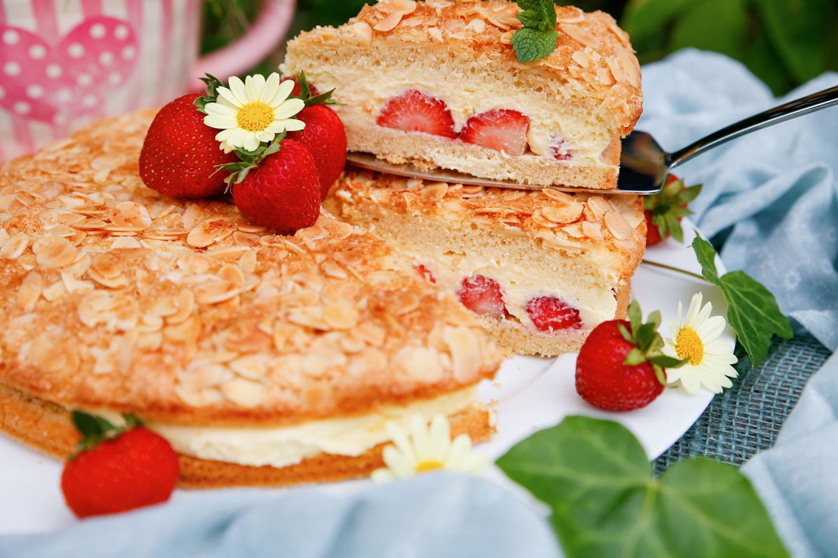 Bienenstich Torte mit Erdbeeren und Mandeln – Leichte Sommertorte