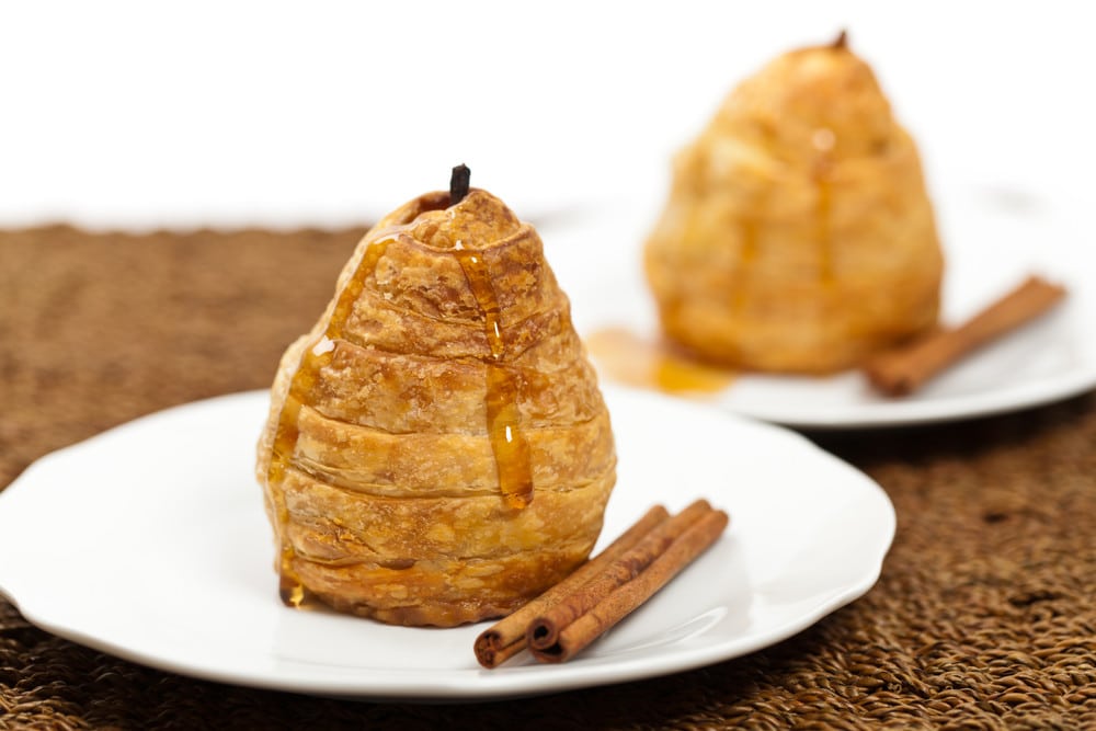 Birnen Dessert mit Walnüssen und Schokolade im Blätterteig