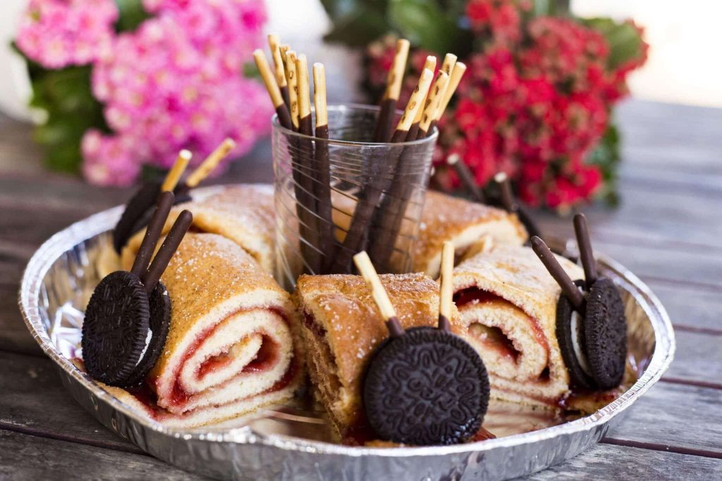 Biskuit Rolle Schnecken mit Marmelade und Oreos