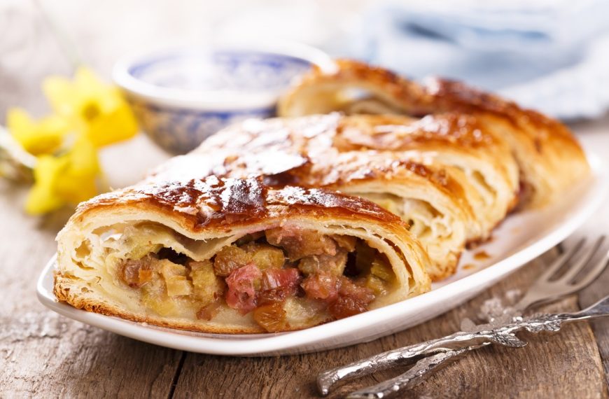 Blätterteig Apfelstrudel mit Rhabarber, Zitrone und Nüssen