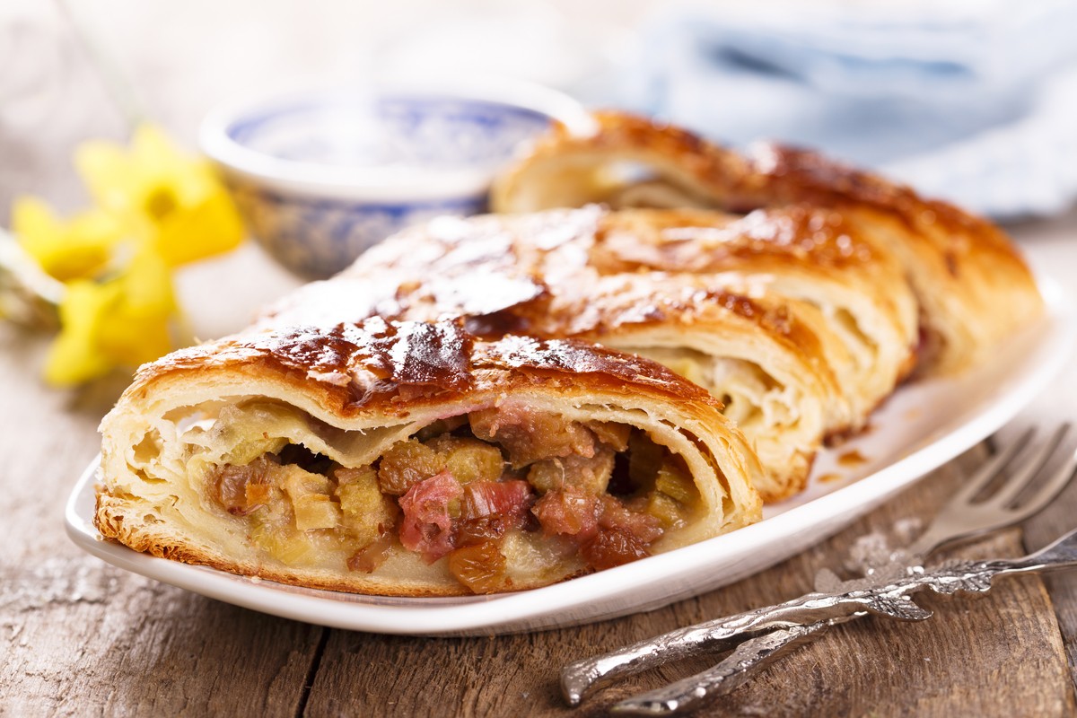 Blätterteig Apfelstrudel mit Rhabarber