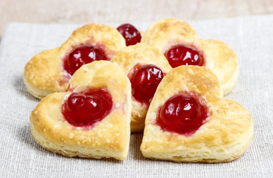Blätterteig Herzen mit Kirschmarmelade gefüllt – Tolle Valentinstagsidee