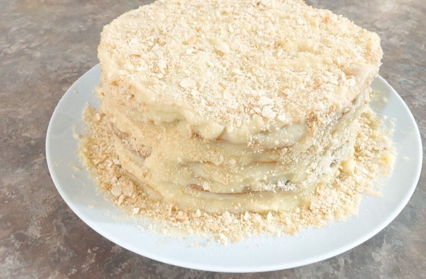 Blätterteig Schichtkuchen mit gezuckerter Kondensmilch und Butter