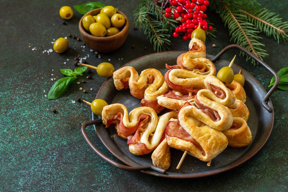 Blätterteig Snack mit Speck und Oliven auf Spießen zu Weihnachten