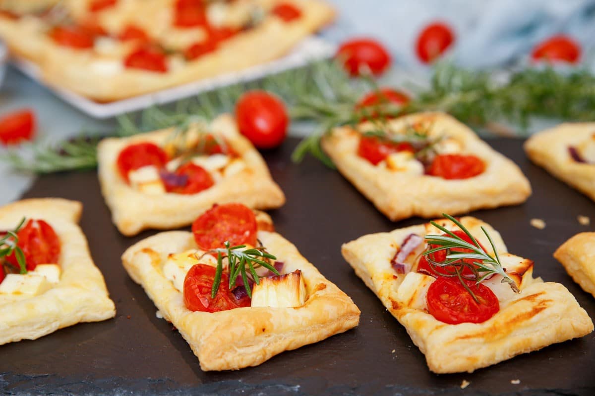 Blätterteig Snack mit Tomaten, Feta und Rosmarin