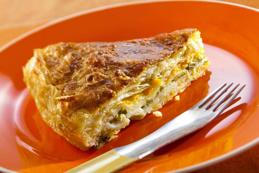 Würziger Blätterteigkuchen mit Schinken und Käse