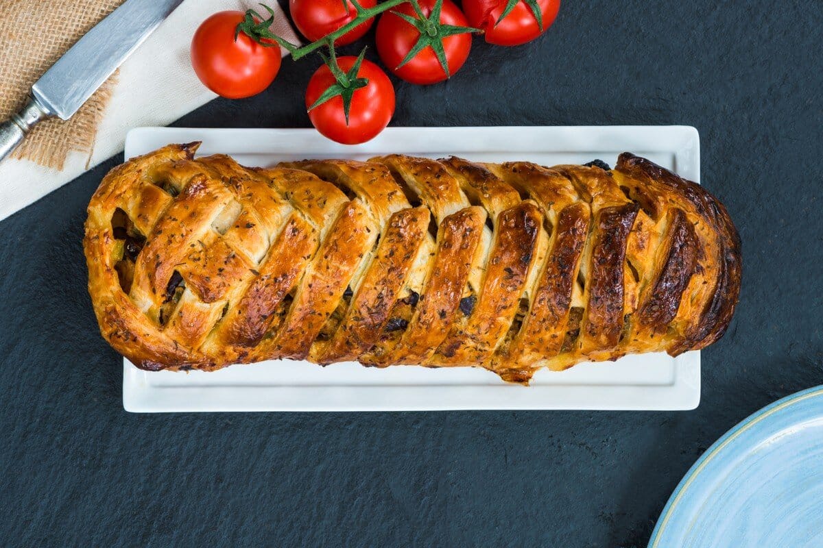 Blätterteigpasteten Kuchen mit Hackfleisch und Blauschimmelkäse