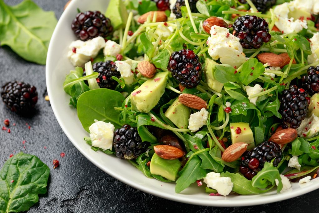 Blattsalat mit Brombeeren