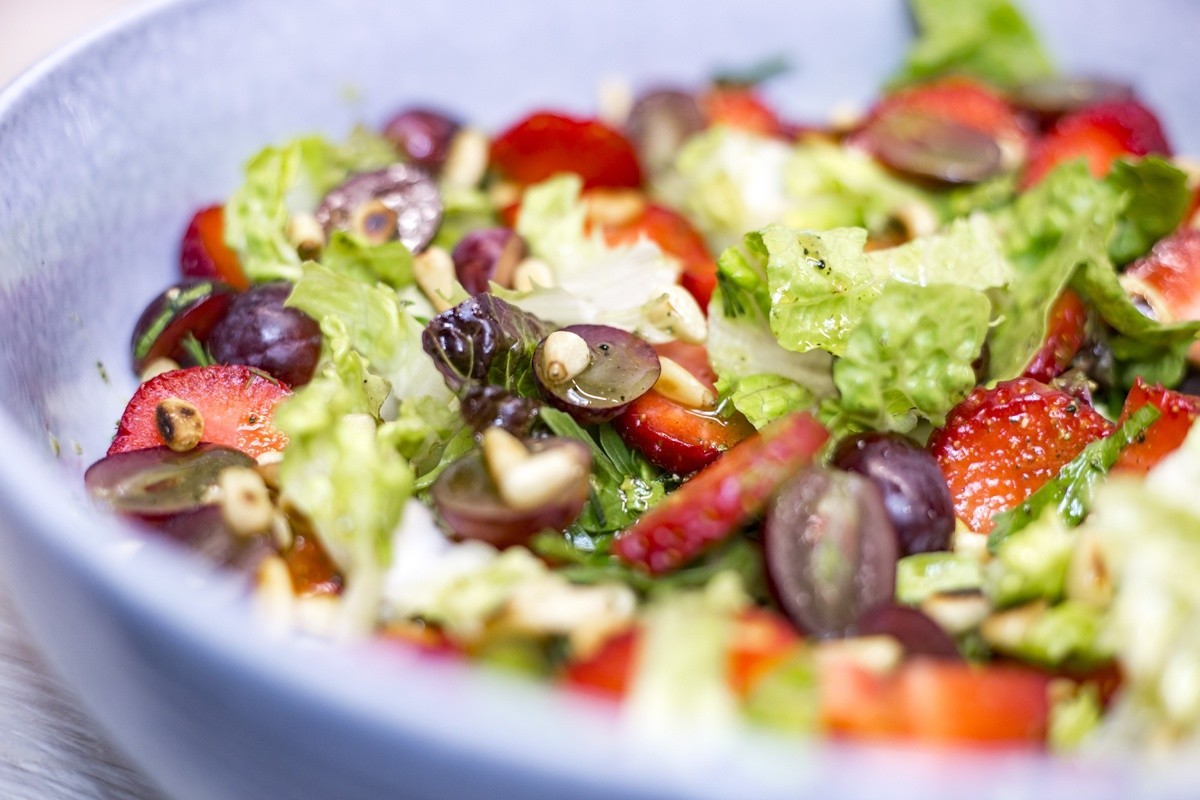 Blattsalat mit Erdbeeren