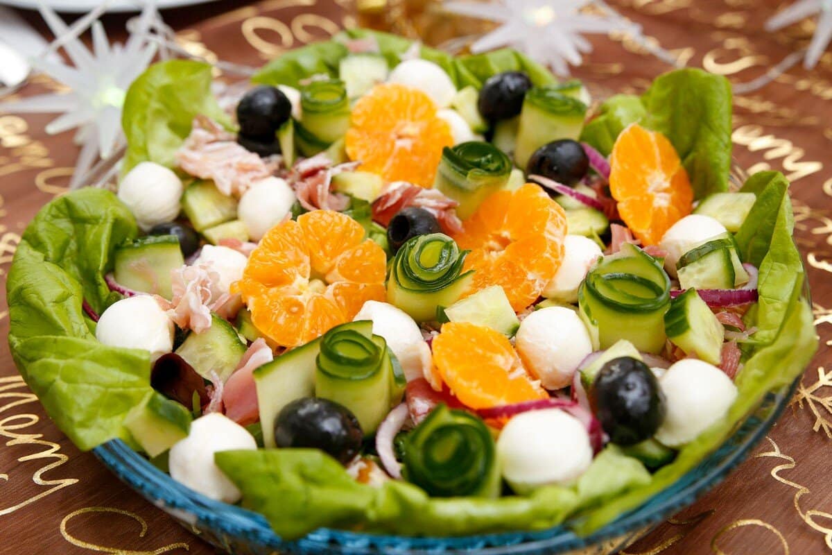 Blattsalat mit Gurken, Mandarinen und Schinken