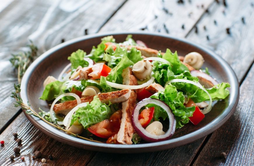 Blattsalat mit Hähnchen, Tomaten und eingelegten Pilzen