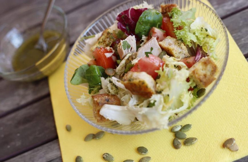 Blattsalat mit Hähnchenbrust, Tomate und Brot