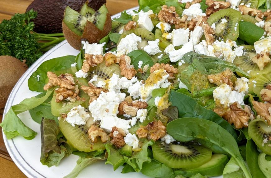 Blattsalat mit Kiwi, Avocado, Feta und Zitronen Dressing