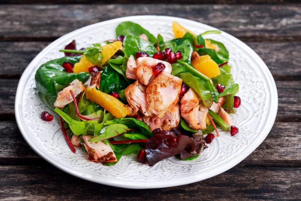 Blattsalat mit Lachs