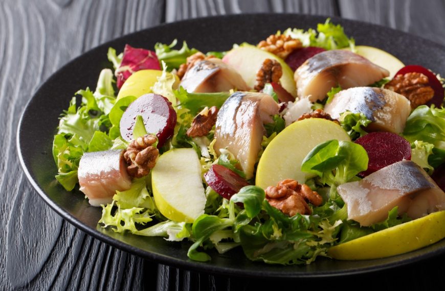 Blattsalat mit geräucherter Makrele, roter Bete und Äpfeln