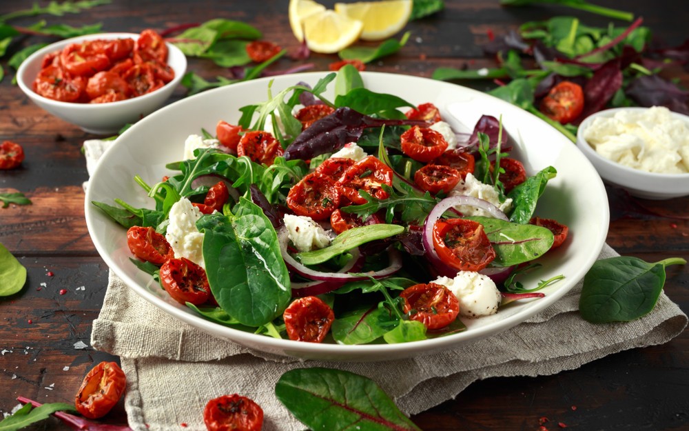 Blattsalat mit getrockneten Tomaten und Mozzarella