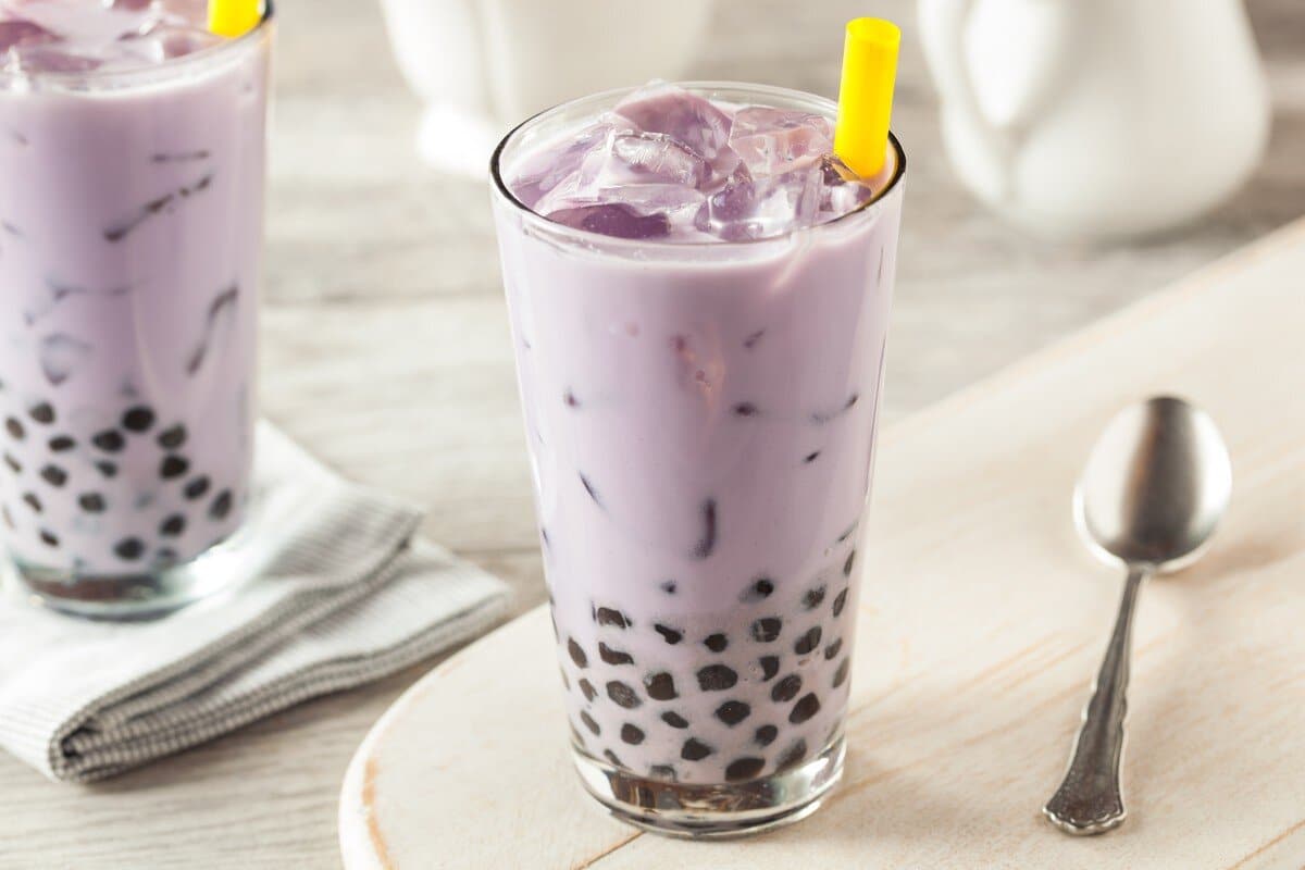 Blaubeeren Bubble Tea mit selbstgemachten Fruchtperlen