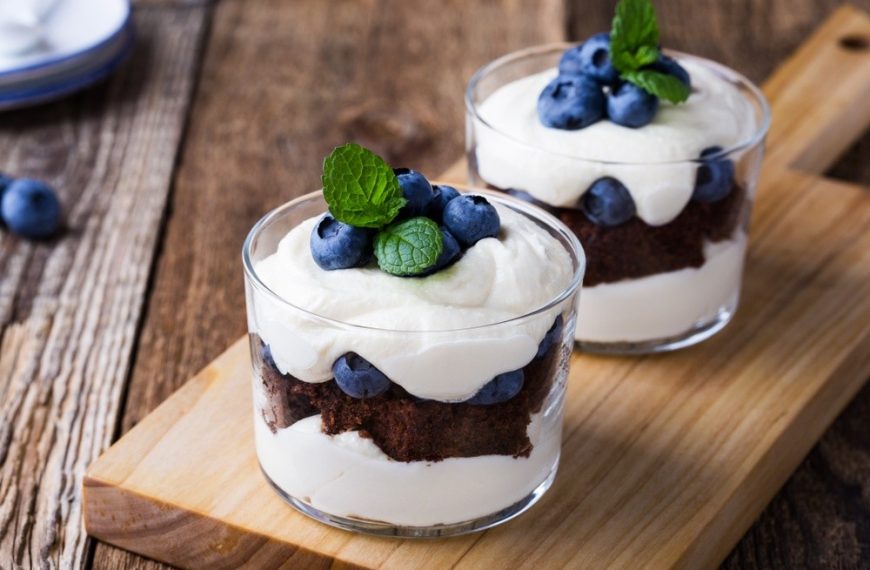 Blaubeeren Dessert im Glas mit Brownie und Quarkcreme
