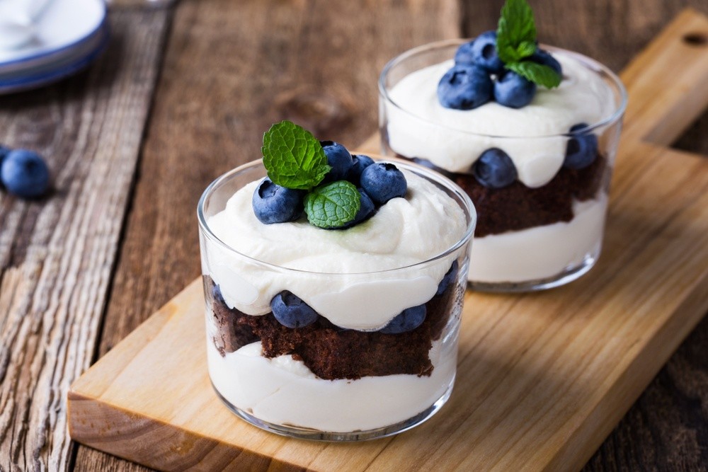 Blaubeeren Dessert im Glas mit Brownie und Quarkcreme