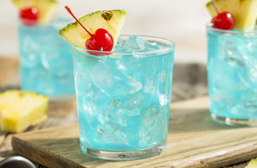 Blauer Cocktail mit Rum, Sprite und Blue Curacao…