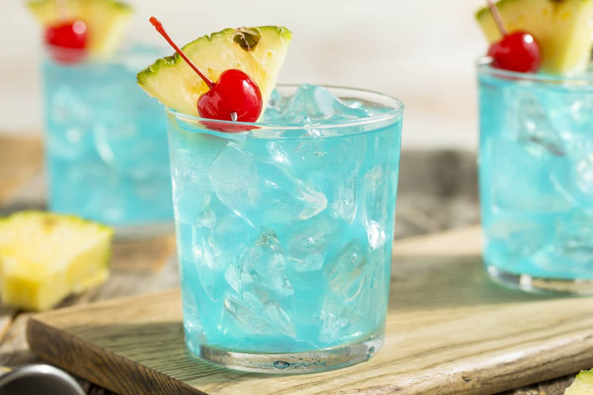 Blauer Cocktail mit Rum, Sprite und Blue Curacao Likör