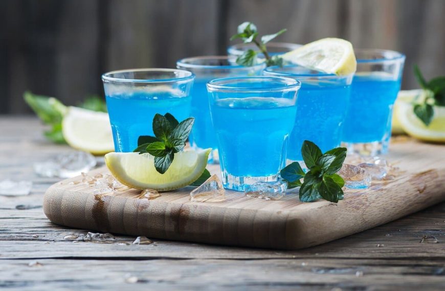 Blauer Kamikaze – erfrischender Cocktail mit Limette und Wodka