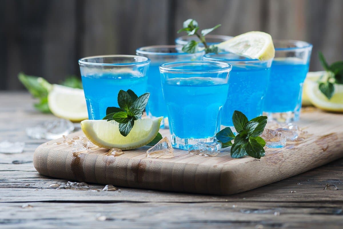 Blauer Kamikaze - erfrischender Cocktail mit Limette und Wodka