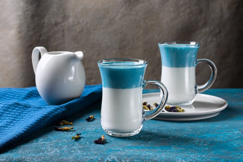 Blauer Tee Matcha mit Milchschaum – Chai Latte