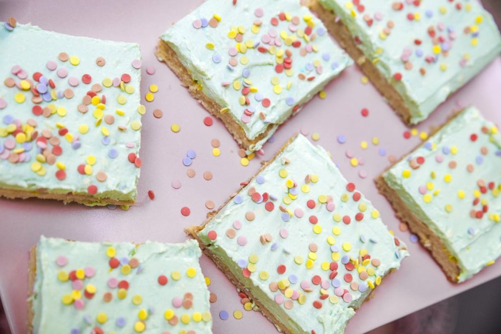 Blechkuchen mit Frischkäse Frosting und Konfetti