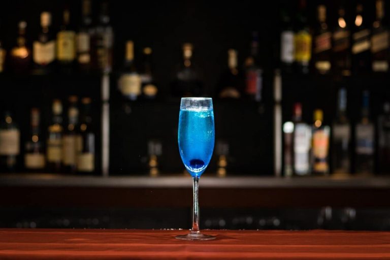 Blue Curacao Cocktail aus Likör, Sekt und Zitronenlimonade
