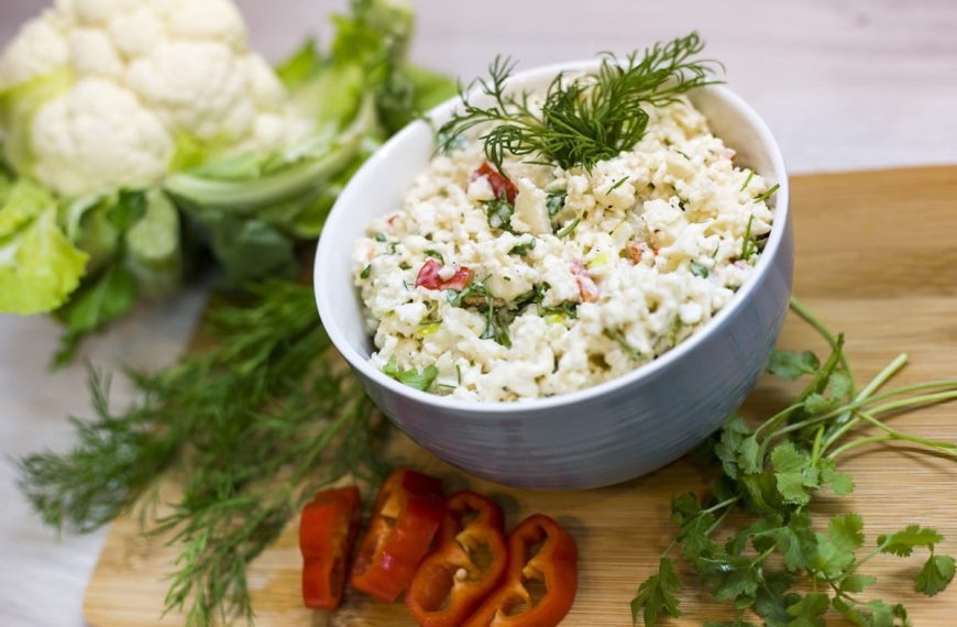 Blumenkohl Salat mit Knoblauch, Kräutern und Mayonnaise