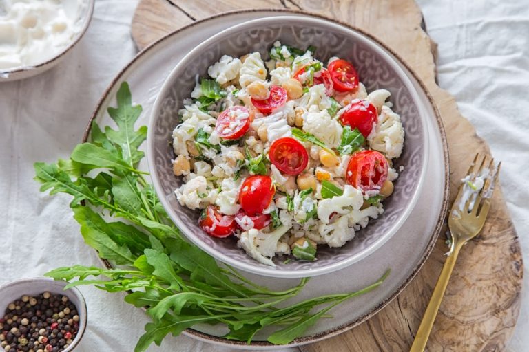 Blumenkohlsalat mit Tomaten, Rucola und Mais