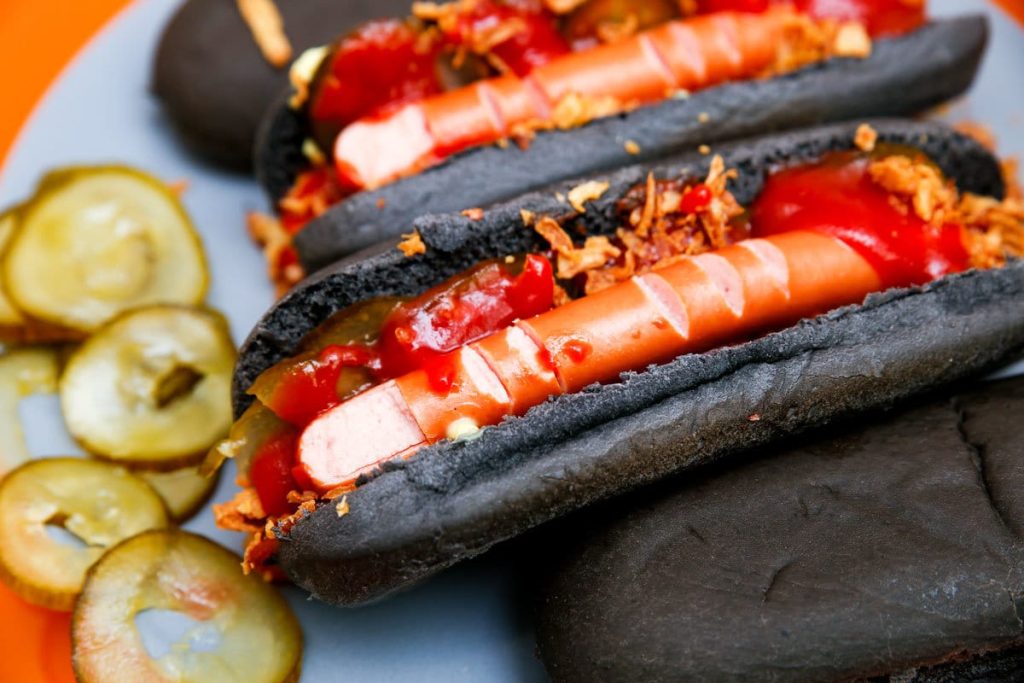 Blutige Hot Dogs mit Wurstfinger und Röstzwiebeln zu Halloween