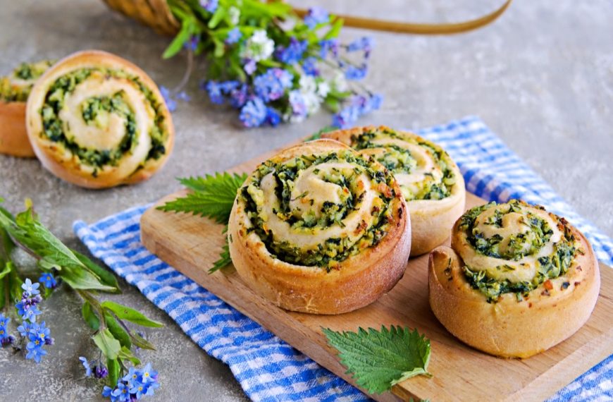 Börek Schnecken mit Brenneselblättern, Käse und Nüssen