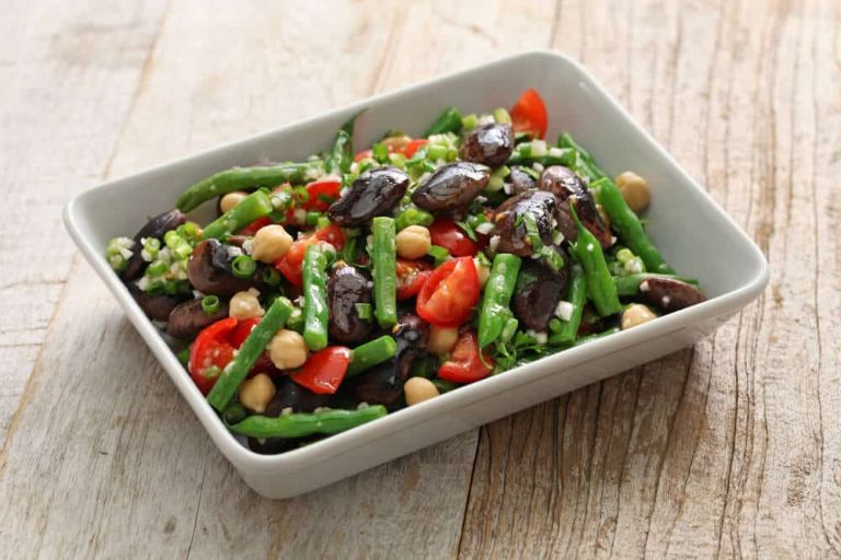 Bohnensalat mit Kichererbsen, Tomaten und frischen Kräutern