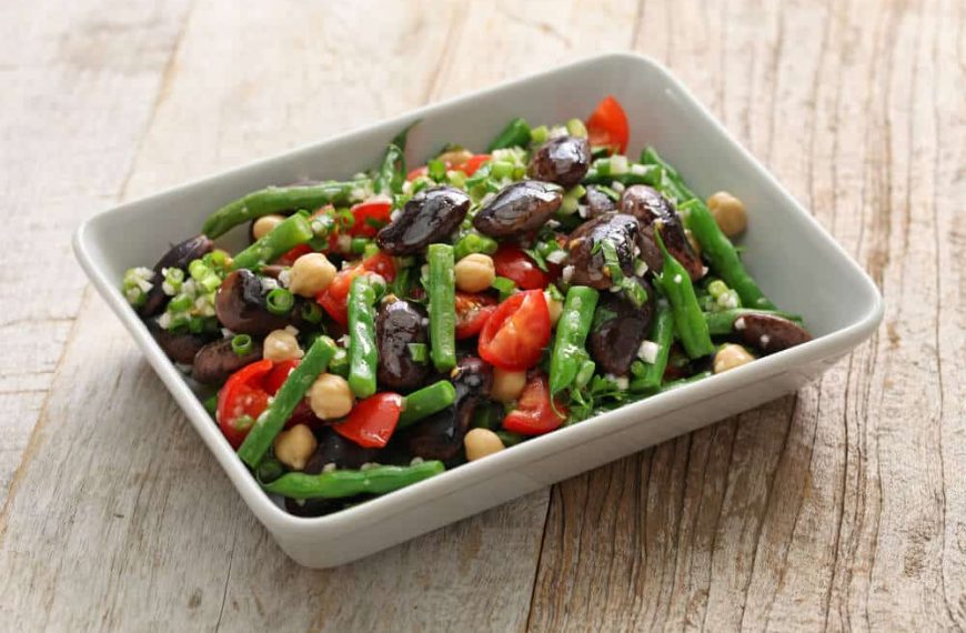 Bohnensalat mit Kichererbsen, Tomaten und frischen Kräutern