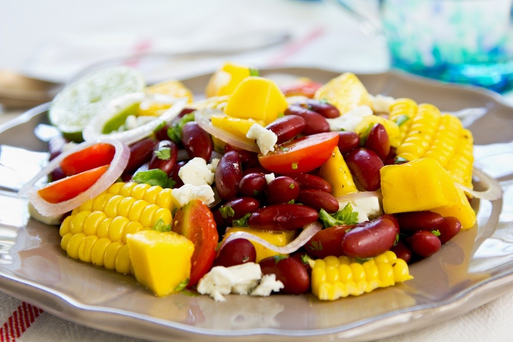 Bohnensalat mit Mais, Feta Käse und Cherrytomaten