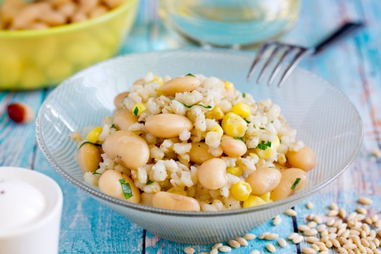 Bohnensalat mit Perlgraupen, Petersilie und Mais