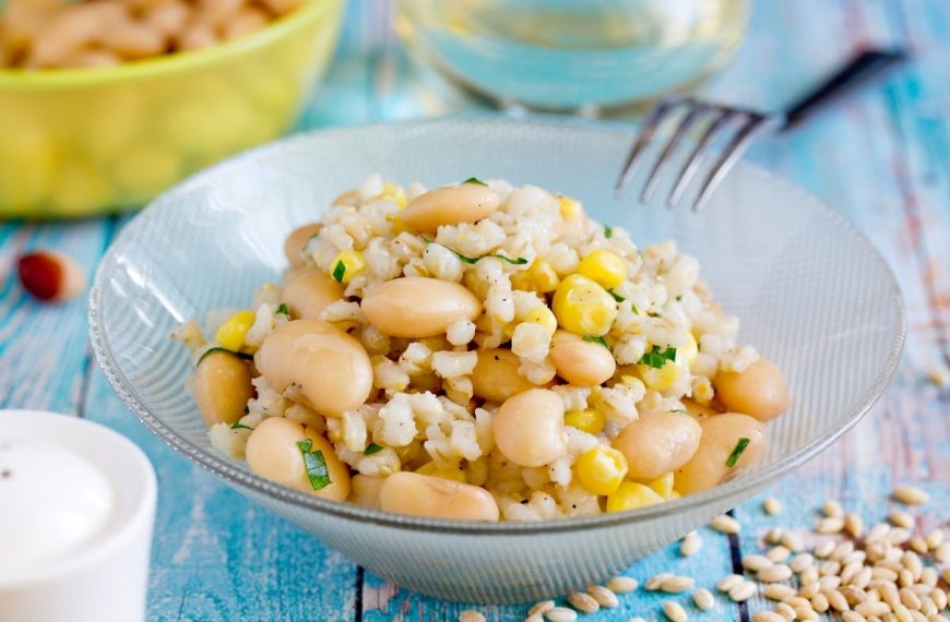 Bohnensalat mit Perlgraupen, Petersilie und Mais