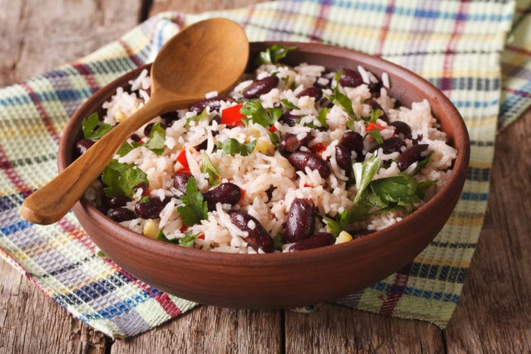 Bohnensalat mit Reis | Bunter Reissalat aus Kidneybohnen und Paprika