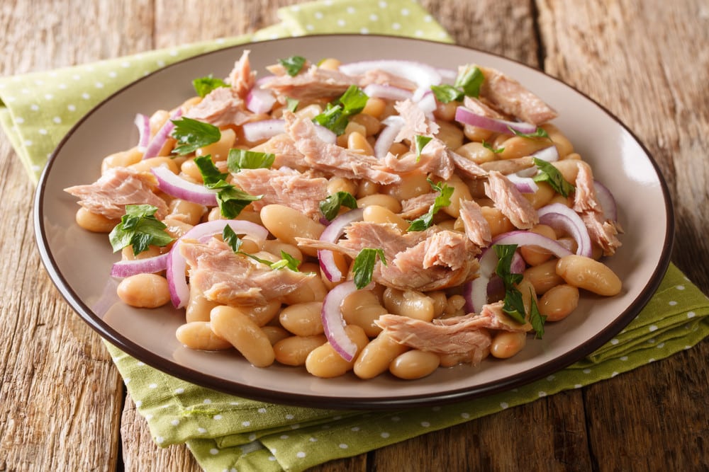 Bohnensalat mit Thunfisch, Zwiebeln und Essig Öl Dressing